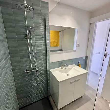 Sunny Terraced Flat In Center *