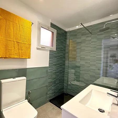 Sunny Terraced Flat In Center